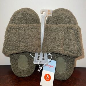 Cat & Jack Slippers